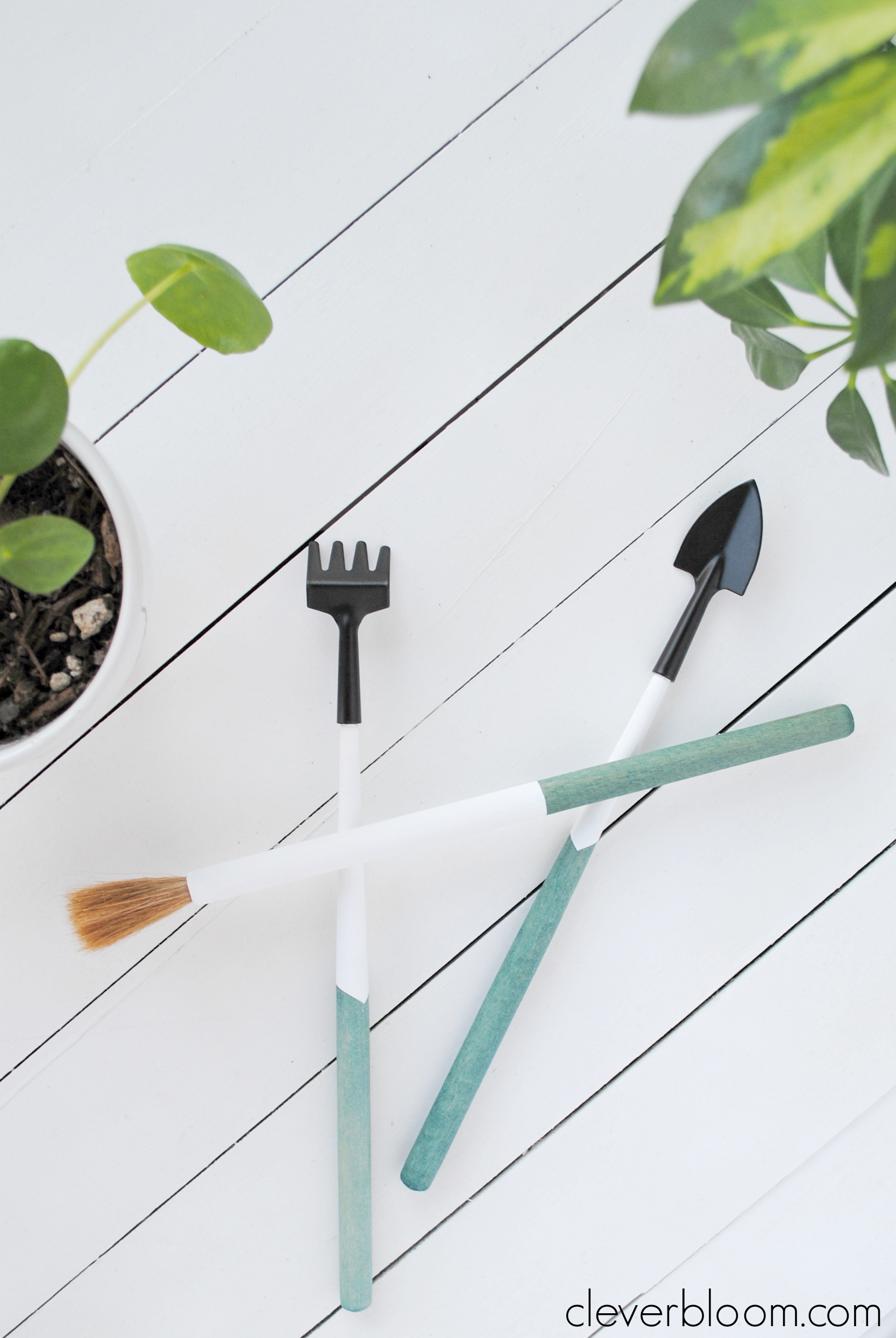 DIY Dip Dyed Plant Tools - Easy gift for the plant lover in your life. Clever Bloom