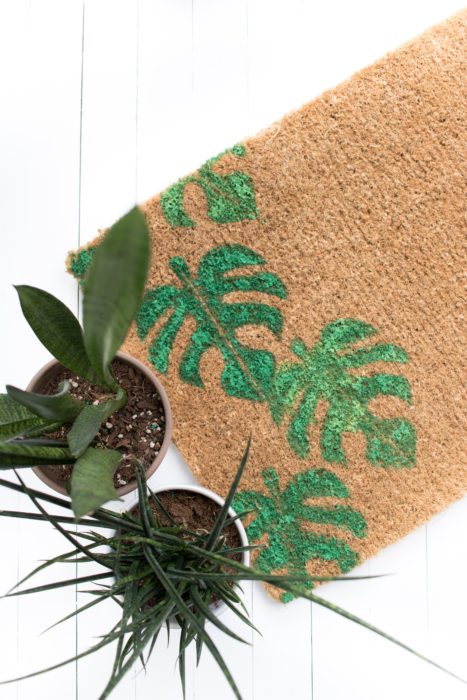 This easy DIY Monstera Doormat is a perfect way to bring a little bit of tropical to your entryway. Make one for a housewarming gift or keep it for yourself! #diy #doormat #monstera #modern #crafts #homedecor