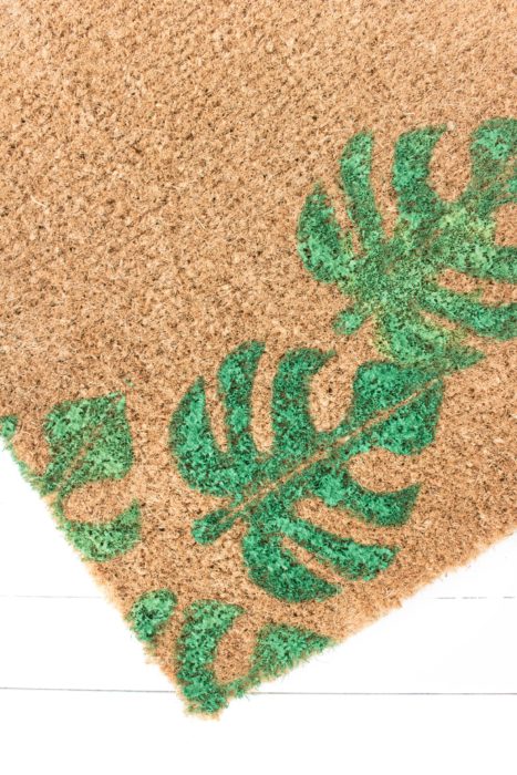 This easy DIY Monstera Doormat is a perfect way to bring a little bit of tropical to your entryway. Make one for a housewarming gift or keep it for yourself! #diy #doormat #monstera #modern #crafts #homedecor